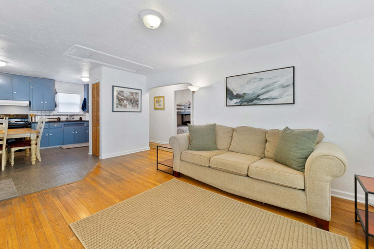 Living area 5, Blue Bungalow - Close To Downtown & Autzen 2 Bedroom Home, Lane