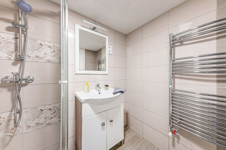 Bathroom 4, Casa Bella Apartments, Budapesti
