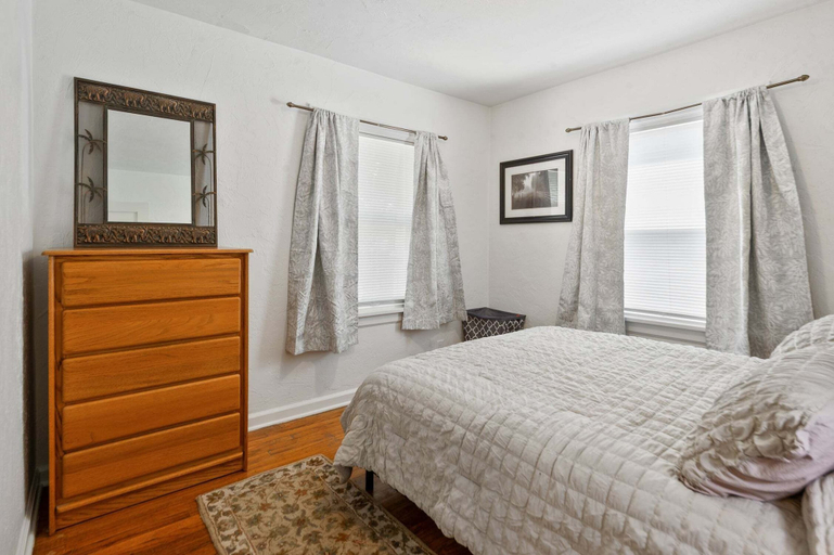 Room 3, Blue Bungalow - Close To Downtown & Autzen 2 Bedroom Home, Lane