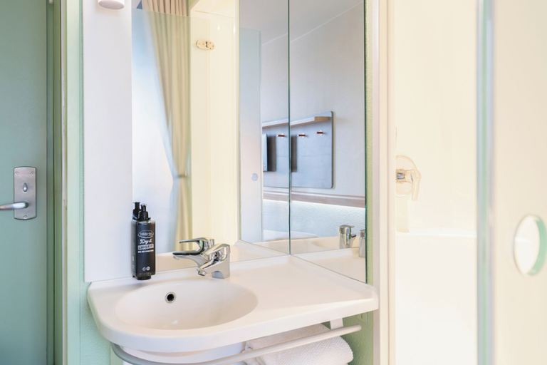 Bathroom 4, Ibis budget Geneve Aeroport, Genève