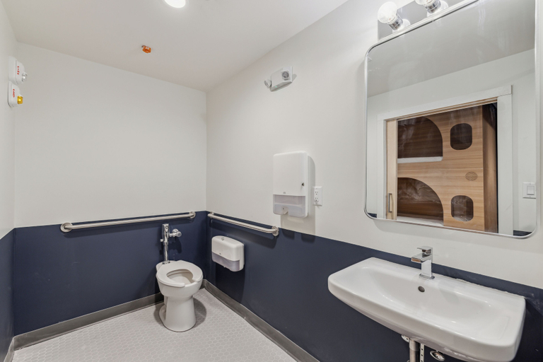 Bathroom 4, Meco Hotel - Hostel, Boston