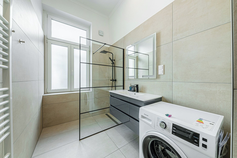 Bathroom 2, The Other Side - Spacious 3BR with Jacuzzi and Private Sauna, Budapesti