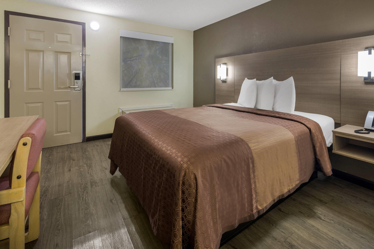 Bedroom 3, Rodeway Inn Ardmore I-65, Giles