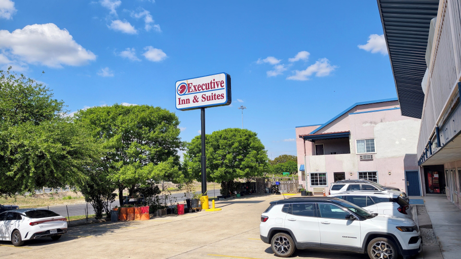 Exterior & Views 2, Executive Inn & Suites San Marcos, TX, Hays