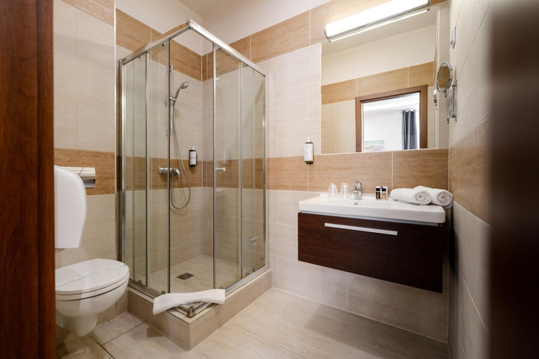 Bathroom 4, Hotel Garzon Plaza, Győr