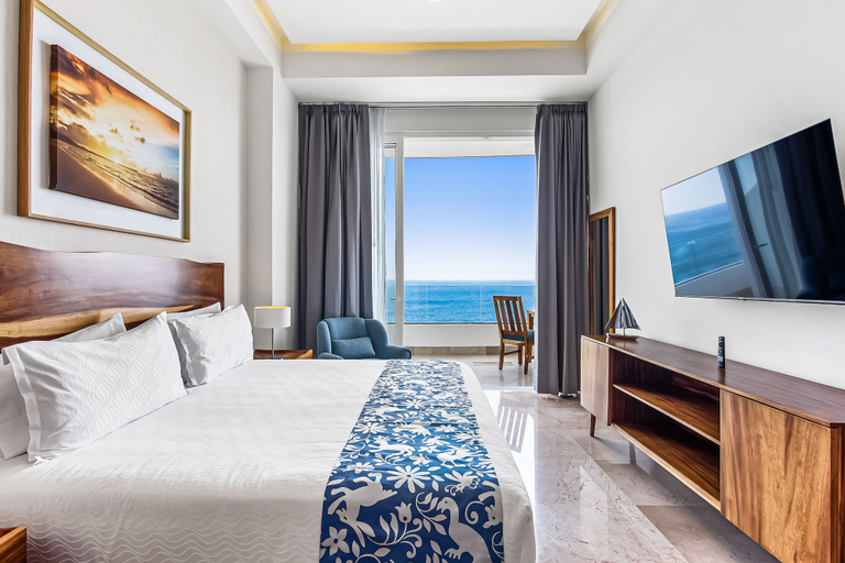 Room 3, Luxury Bayfront Condo With Amazing Views, Pool & spa, Puerto Vallarta