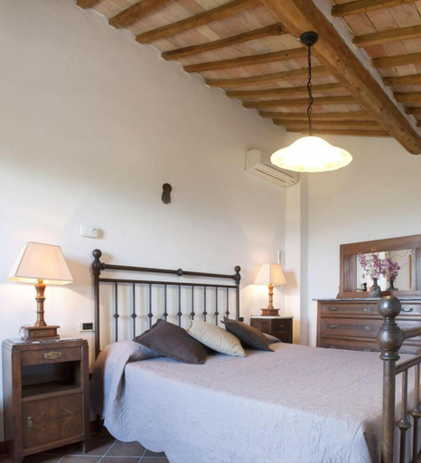 Room 2, Paterno 407 in San Gimignano, Siena