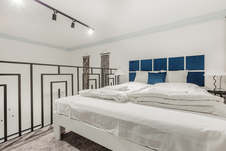 Room 3, Three Studios Collection, Budapesti