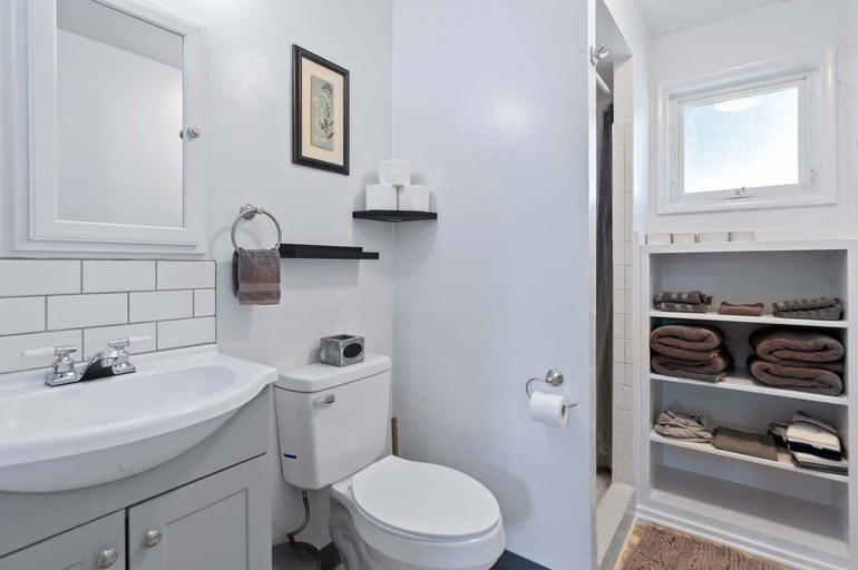 Bathroom, Snug Spot 70 - Close To Downtown & Autzen 1 Bedroom Studio, Lane