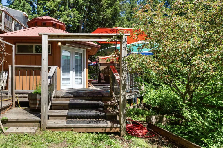 Terrace/patio 2, Hillside Deck Cottages - Rustic Pnw Retreat 2 Bedroom Cottage, Lane