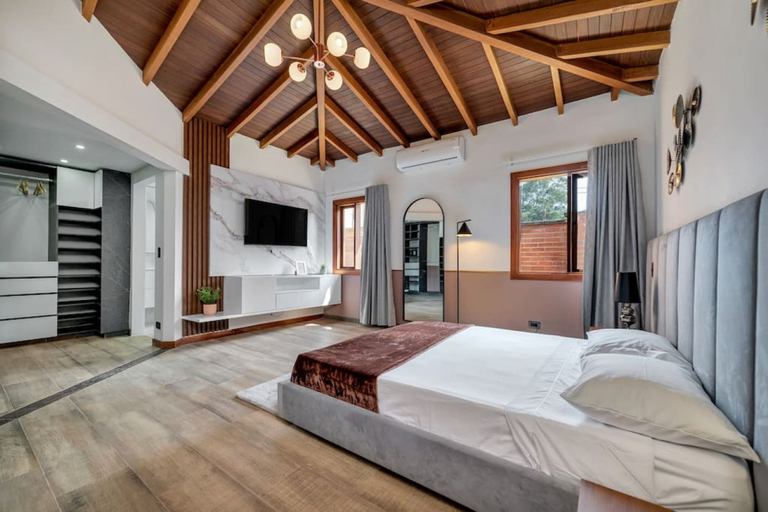 Room 3, 4BR Villa Heated Pool Private Nightclub-el Poblado, Medellín