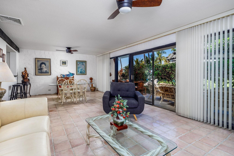 Living area 3, Casa De Emdeko 117, Hawaii