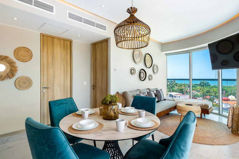 Room 3, Ocean-view Condo With Balcony, Central AC, Pool, Gym, Cinema, & bar, Compostela