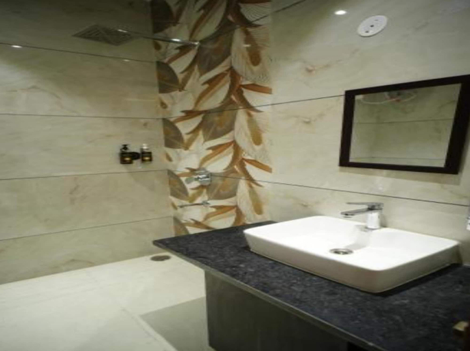 Bathroom, Hotel Leaf Farm Ludhiana, Ludhiana