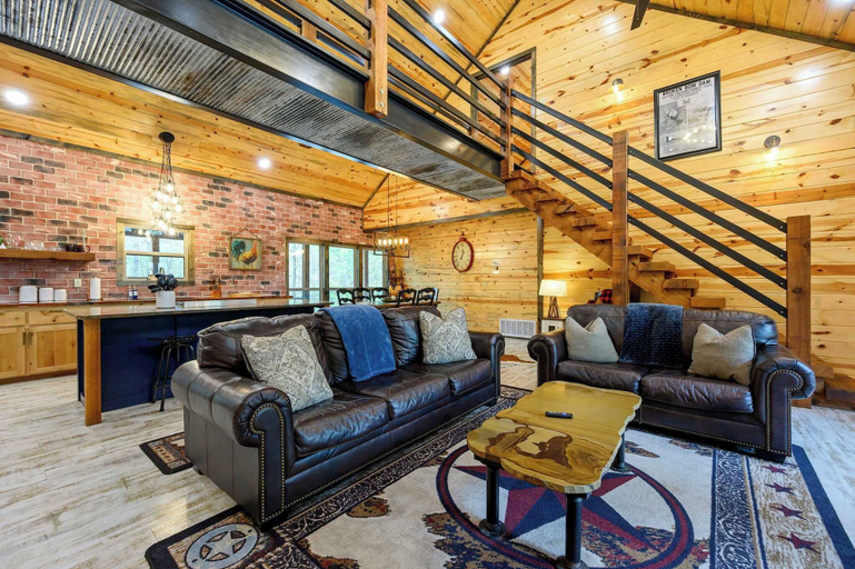 Living area 2, Drift Inn 3bdr w/ Hot Tub, McCurtain