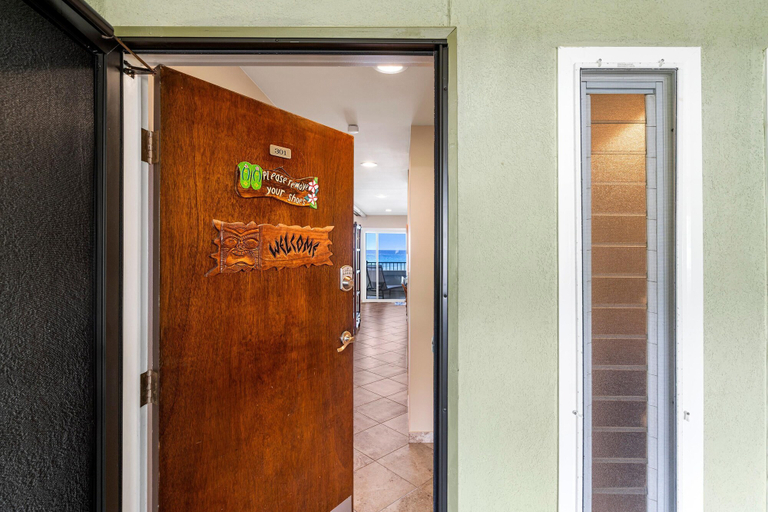 Exterior detail, Banyan Tree 301: Oceanfront 2/2 Remodeled With AC, Hawaii