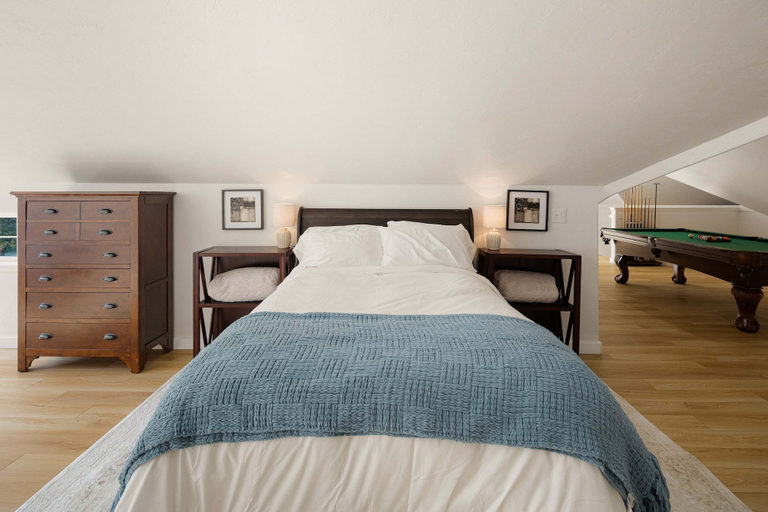 Room 5, River's Rest - Waterfront Views, Hot Tub, Grill & Fire Pit 3 Bedroom Home, Lane