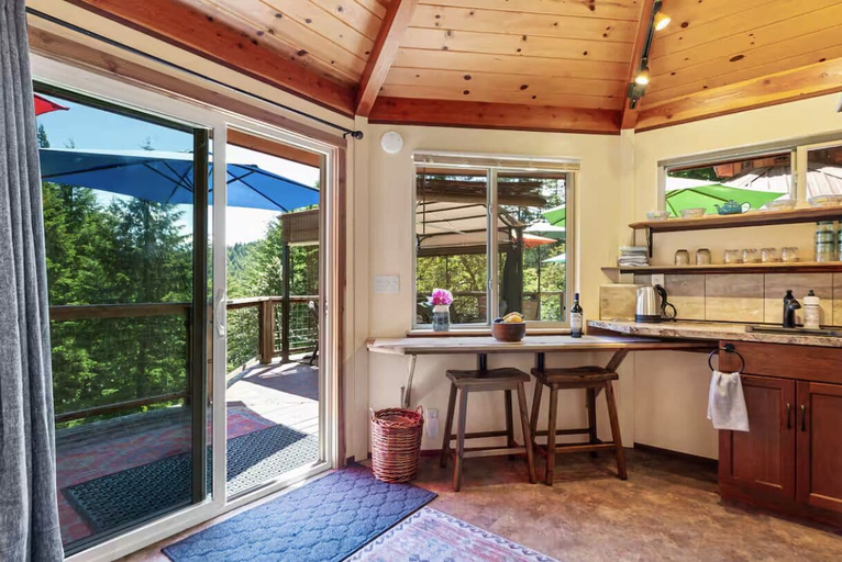 Interior, Hillside Deck Cottages - Rustic Pnw Retreat 2 Bedroom Cottage, Lane
