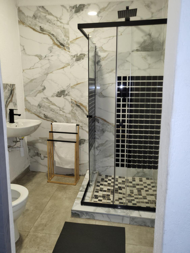 Bathroom 3, Villa Tlhago Lodge, Capricorn