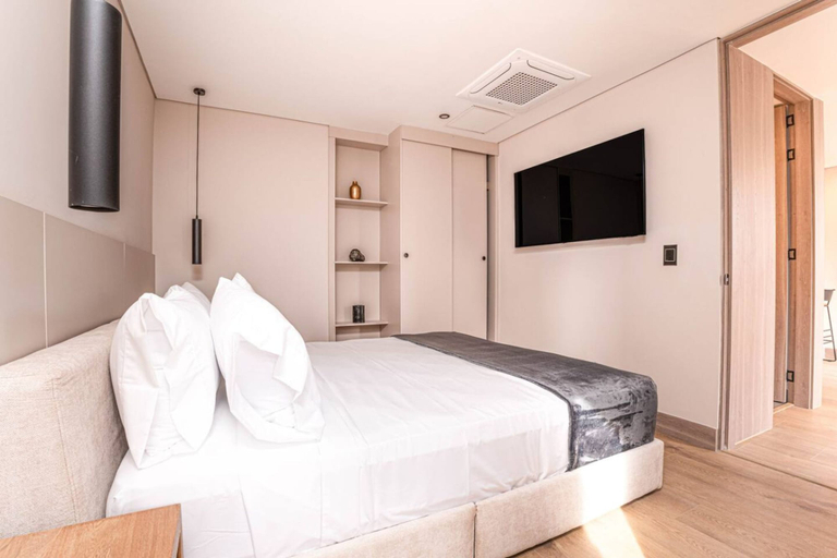 Room 5, Jatisa 601 in Medell n, Medellín