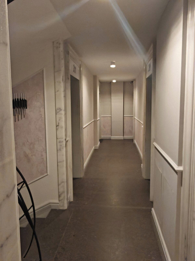 Hallway, Mon Ami Apart, Stolichna