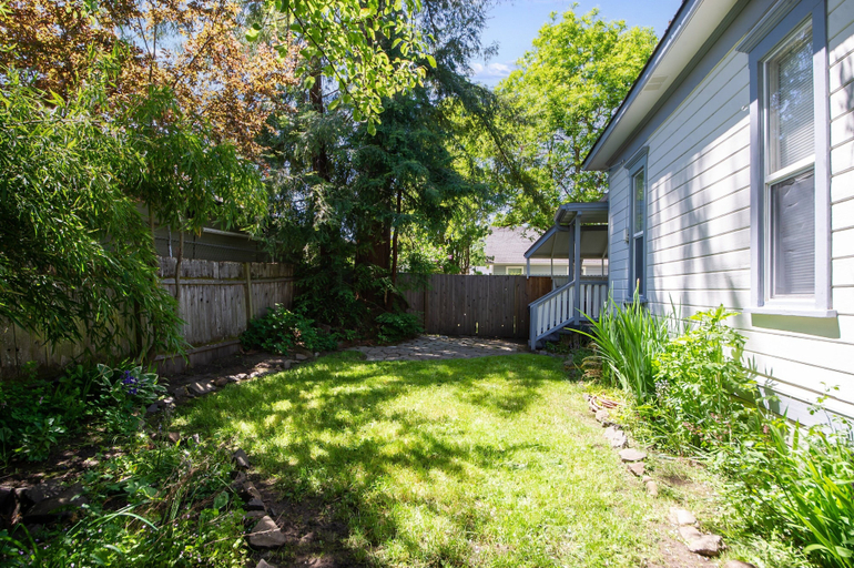 Property grounds 2, White Lotus - Minutes To Downtown 2 Bedroom Home, Lane