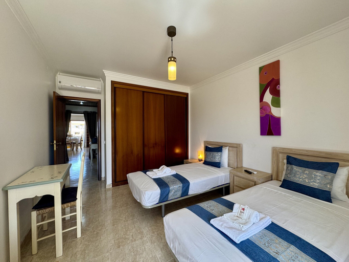 Room 4, Quarteira Stylish 4 by Homing, Loulé