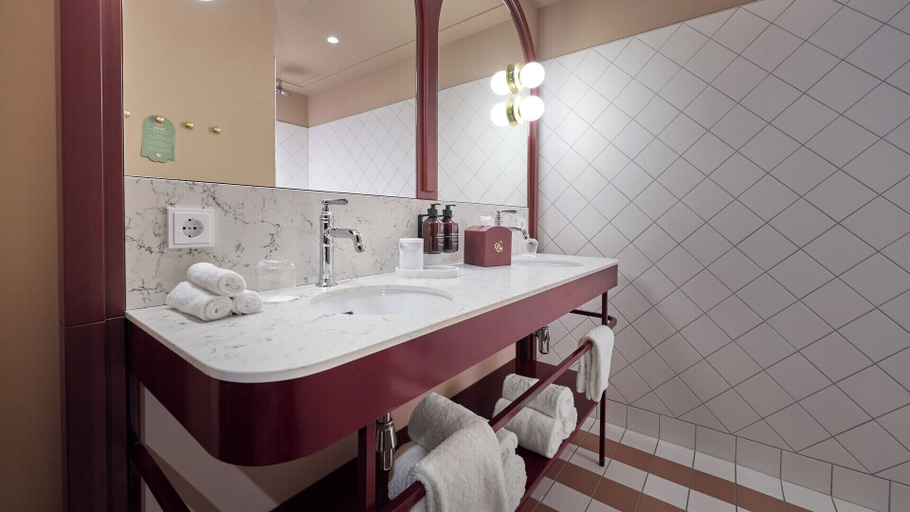 Bathroom, Efteling Grand Hotel - Theme Park tickets included, Loon op Zand