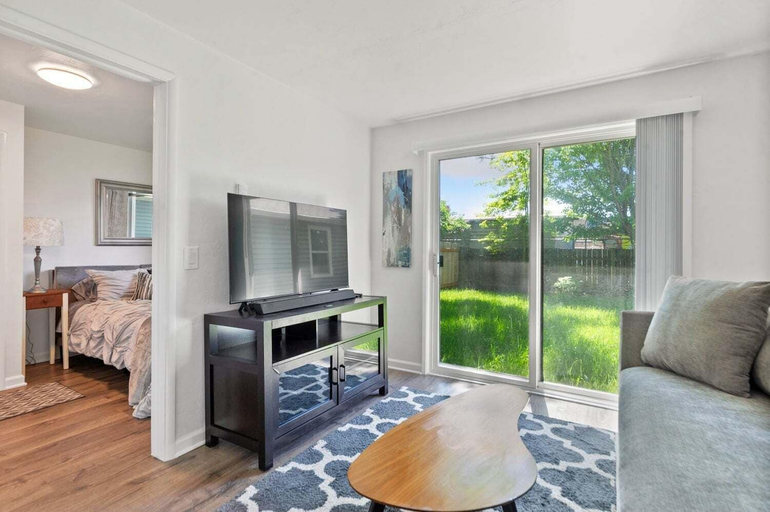 Living area, Snug Spot 68 - Close To Downtown & Autzen 1 Bedroom Studio, Lane