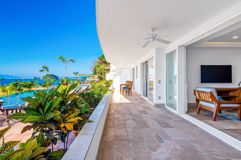 Terrace/patio 4, Luxurious 1st-floor Condo With Pool, Oceanfront Balcony & Water View, Puerto Vallarta