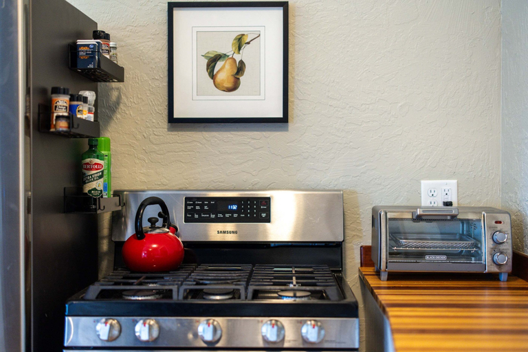 Private kitchen 2, Elizabeth Page House - Charming & Modern Bungalow 3 Bedroom Home, Lane