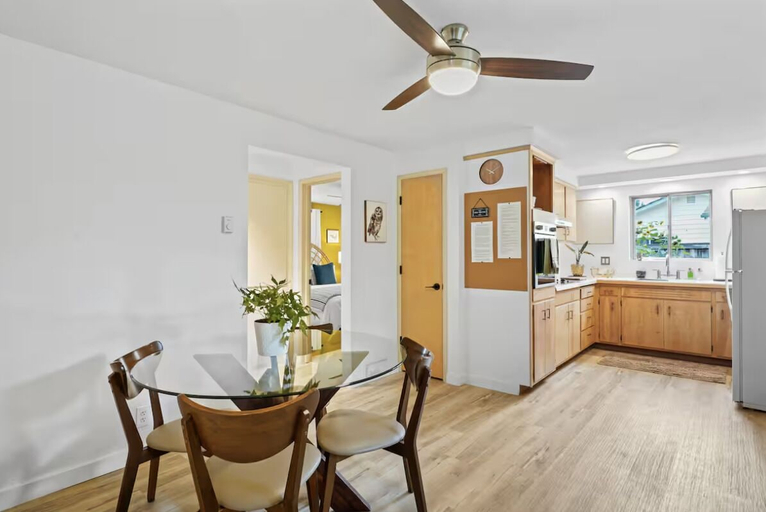 Dining 4, The Jasmine House - Cute & Centrally Located 2 Bedroom Home, Lane