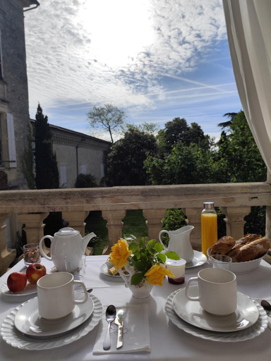 Food & Drinks, La chambre du Chateau proche St Emilion, Gironde