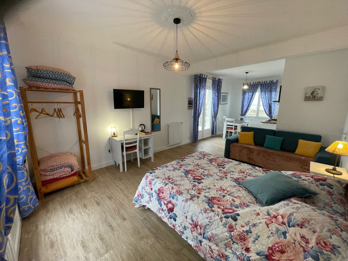 Bedroom 5, VILLA PORT WINSTON CHAMBRES BB ET STUDIOS, Calvados