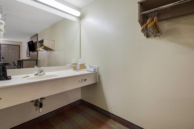 Bathroom 5, Rodeway Inn Ardmore I-65, Giles