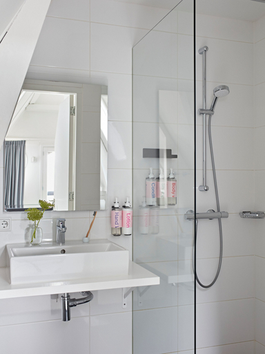 Bathroom 5, YAYS Amsterdam Salthouse Canal by Numa, Amsterdam