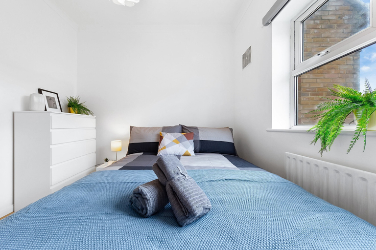 Room 3, Cozylease Canary Wharf, London