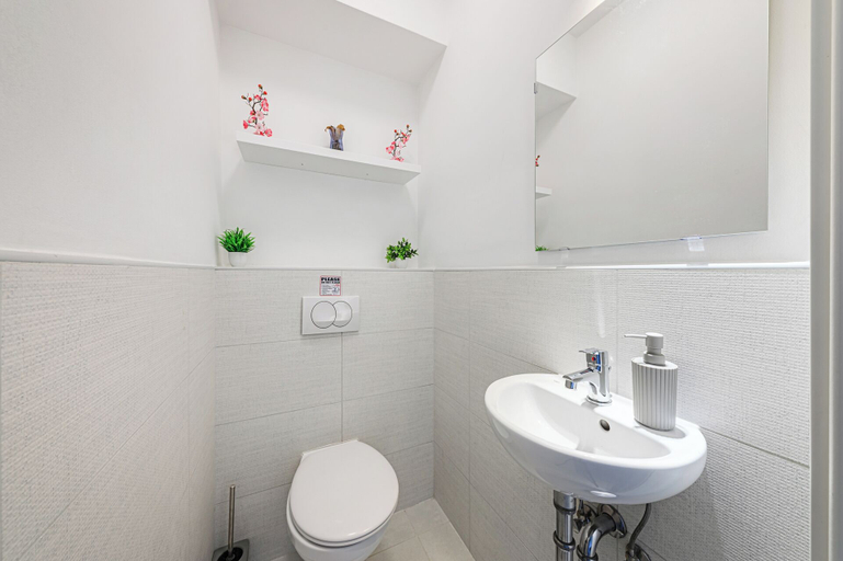 Bathroom 3, Elite Skyview Escape, Budapesti