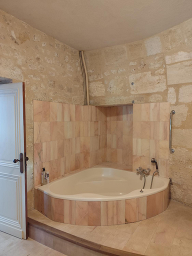 Bathroom 2, La chambre du Chateau proche St Emilion, Gironde