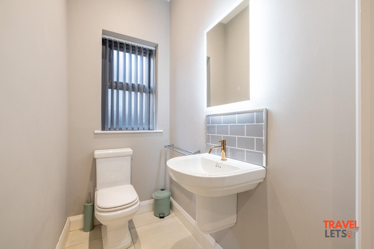 Bathroom 5, Homestead Hillsborough 3 BR Apartment, Lisburn and Castlereagh
