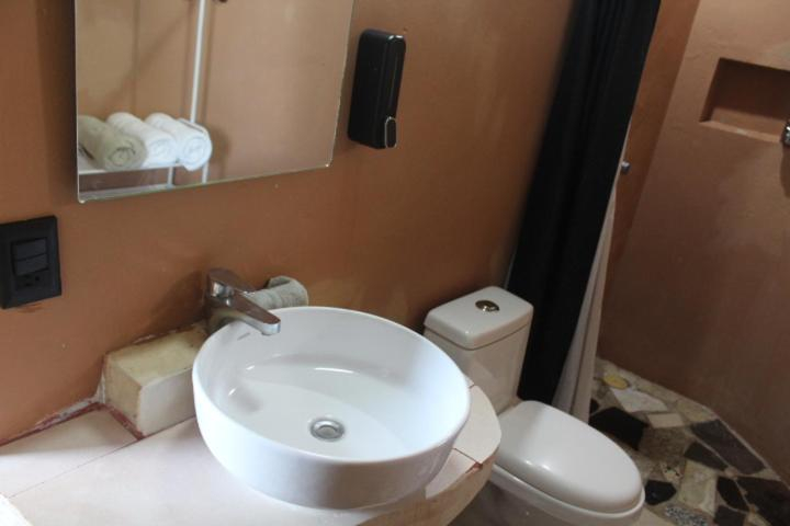 Bathroom 4, Hotel Kocai Izamal, Izamal