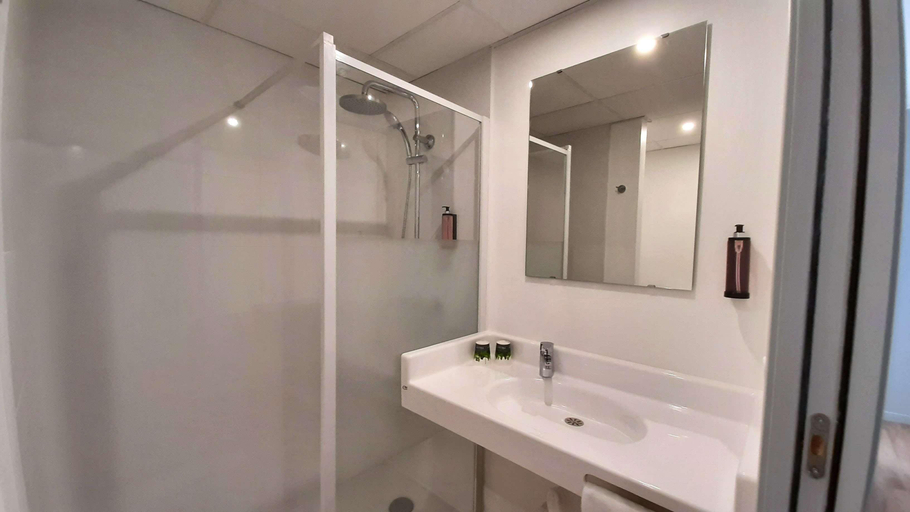 Bathroom 5, The Originals Le Relais des Deux Mers Marmande Sud, Lot-et-Garonne