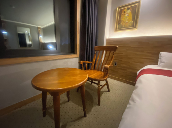 Bedroom 5, Ariana Hotel, Buk