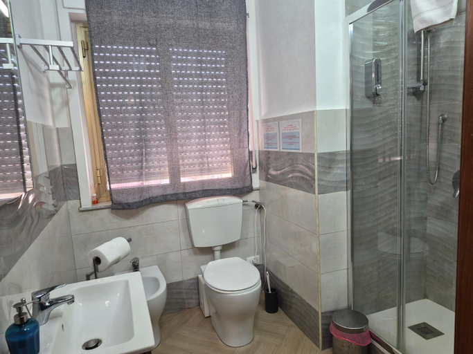 Bathroom 2, SUITE PRINCIPE SCORDIA, Palermo