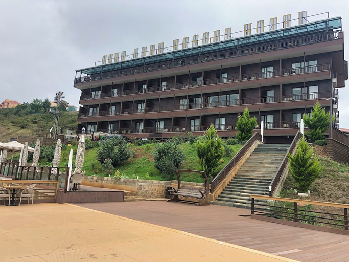 Exterior & Views