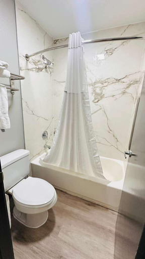 Bathroom, Super 8 by Wyndham Richmond Hill, Bryan