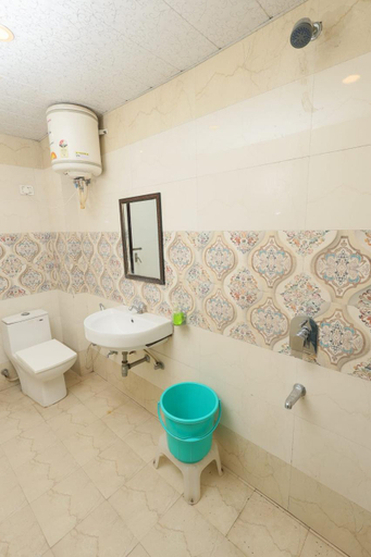 Bathroom 4, Hotel Amaya, Dehradun