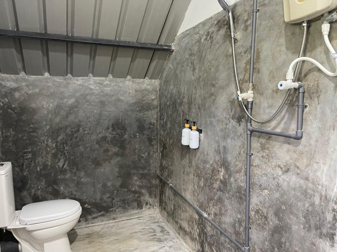 Bathroom 2, Royal Mountain Edge Knuckles, Medadumbara