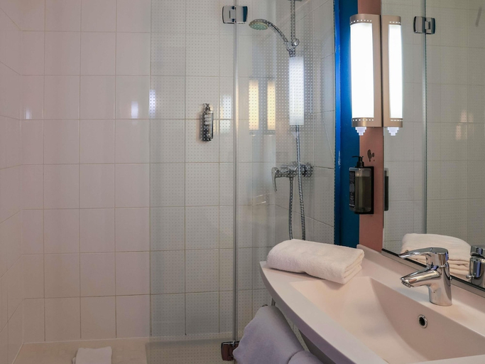 Bathroom 4, ibis Lille Lomme Centre, Nord