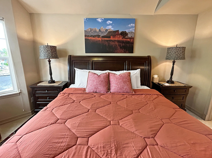 Room 5, Victorian Chateau Retreat 3 Bedroom Townhouse, Mesa